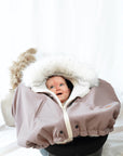 Gustine Housse et Poncho 3 en 1 pour le siège d'auto et porte-bébé En sortie Gustine baby carrier Fig - col de fourrure non inclus