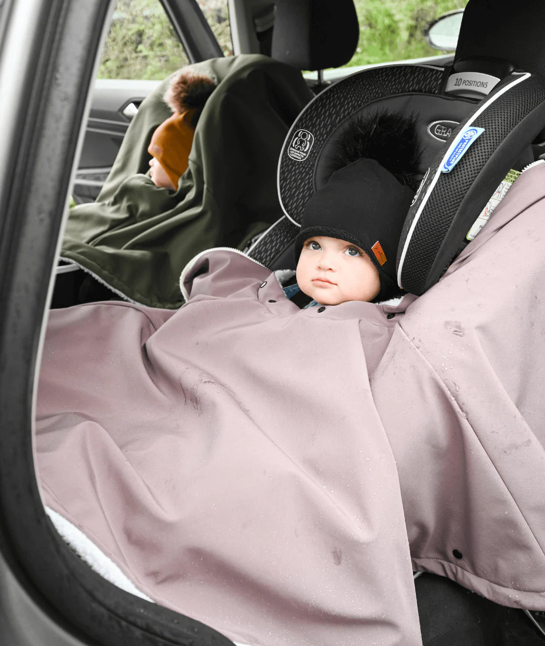 Gustine Housse et Poncho 3 en 1 pour le siège d&#39;auto et porte-bébé En sortie Gustine baby carrier   