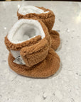 Bébé Ô Chaud Pantoufles 3-6 mois Vêtements Bébé Ô Chaud Sherpa caramel