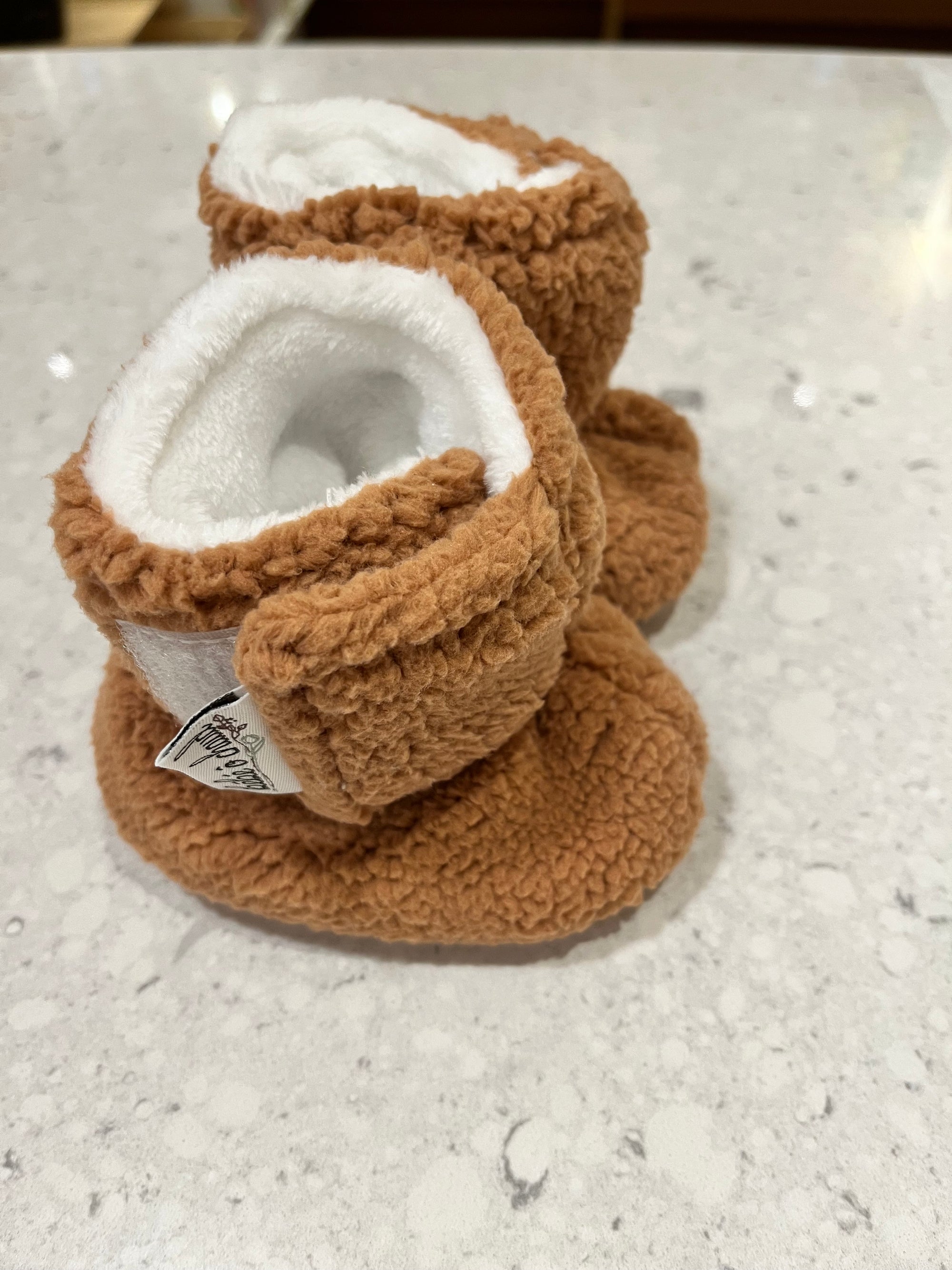 Bébé Ô Chaud Pantoufles 6-9 mois Vêtements Bébé Ô Chaud Sherpa caramel
