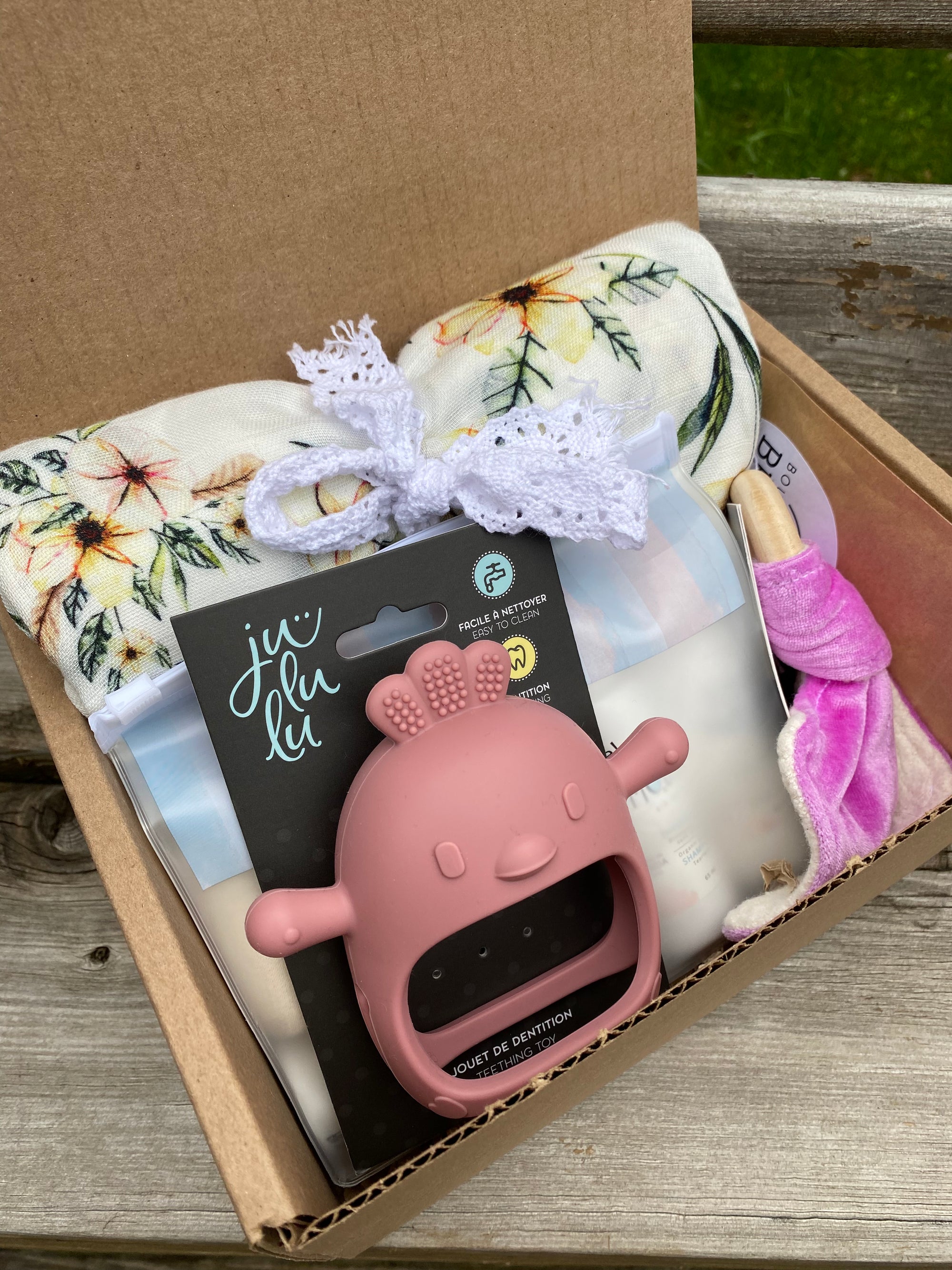 Coffret cadeau personnalisé de la Boutique Planète Bébé Accessoires Être par La Boutique Planète Bébé et Cie.   