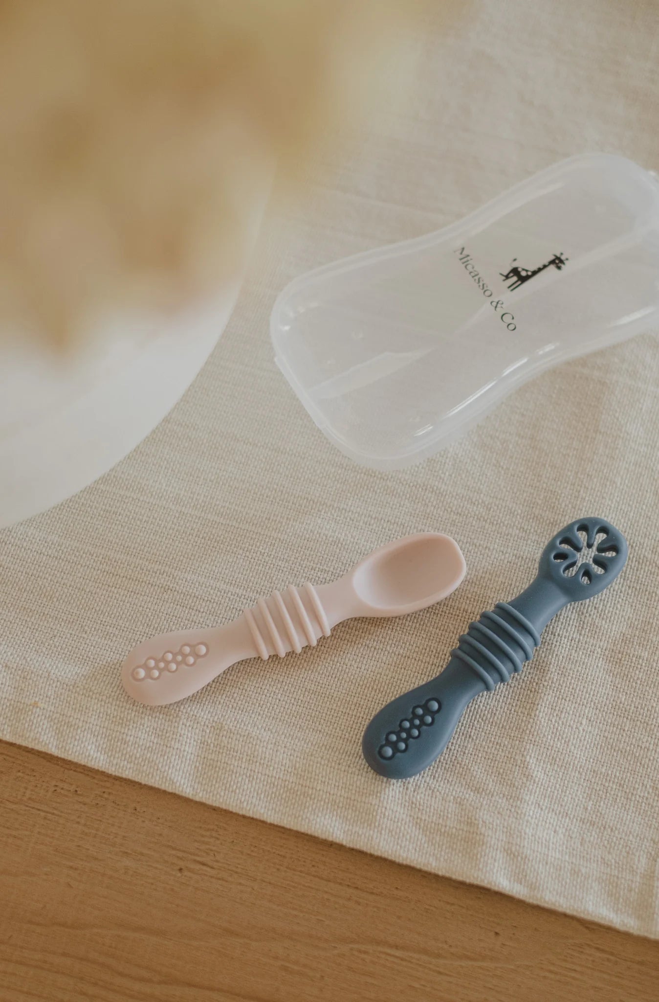 Micasso & Co Les cuillères d'apprentissage en silicone pour bébé Alimentation Micasso & Co Bleu et vieux rose  