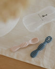 Micasso & Co Les cuillères d'apprentissage en silicone pour bébé Alimentation Micasso & Co Bleu et vieux rose  