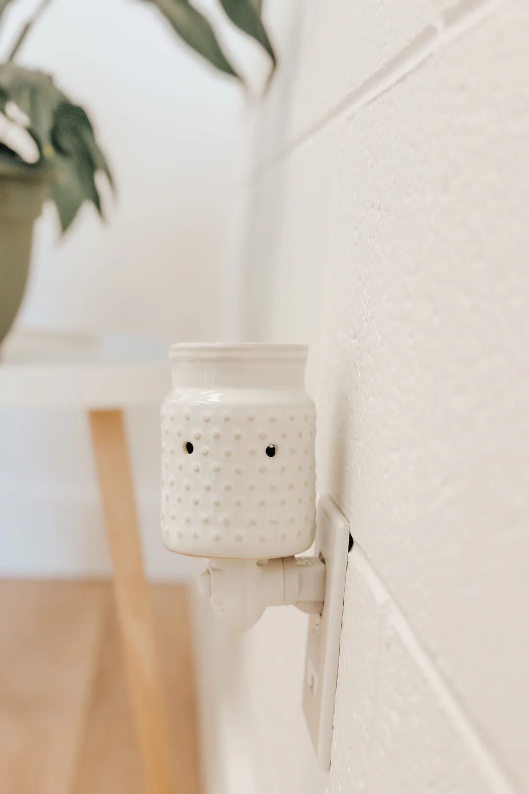 Marée Chandelles Diffuseur mural pour pastilles de cire de soya Maison Marée Chandelles Hobnail - Blanc